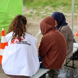 Procédure d'inscription des femmes à la clinique mobile de MSF dans le Dunkerquois.