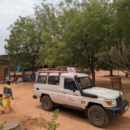 Au Mali, les équipes de Médecins Sans Frontières (MSF) renforcent leur présence près des zones frontalières, notamment aux confins avec la Mauritanie (à l’ouest et au sud-ouest) et le Burkina Faso (au sud-est), pour répondre aux besoins médicaux croissants des populations isolées par l’insécurité.
