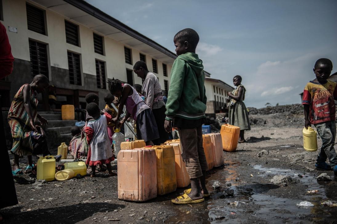 MSF fournit de l'eau potable dans la ville de Sake afin notamment d'éviter la propagation des maladies hydriques.