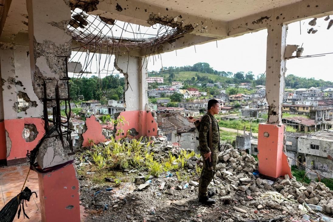 A Marawi, au milieu des décombres.