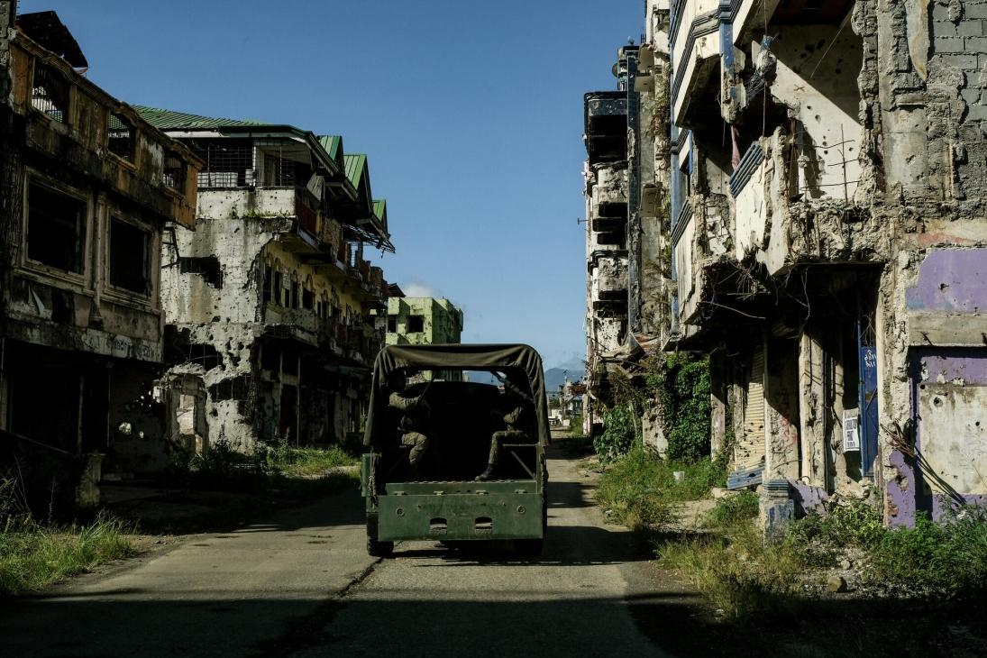 A proximité, les ruines sont encore disséminées ça et là et les maisons ont été remplacées par des sites de transit.