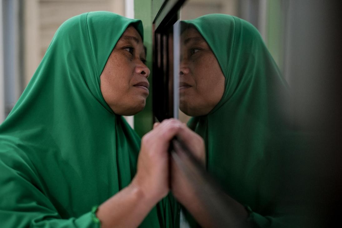 Une habitante de la ville de Marawi, aux Philippines, attend pour une consultation gratuite au bureau régional de santé.