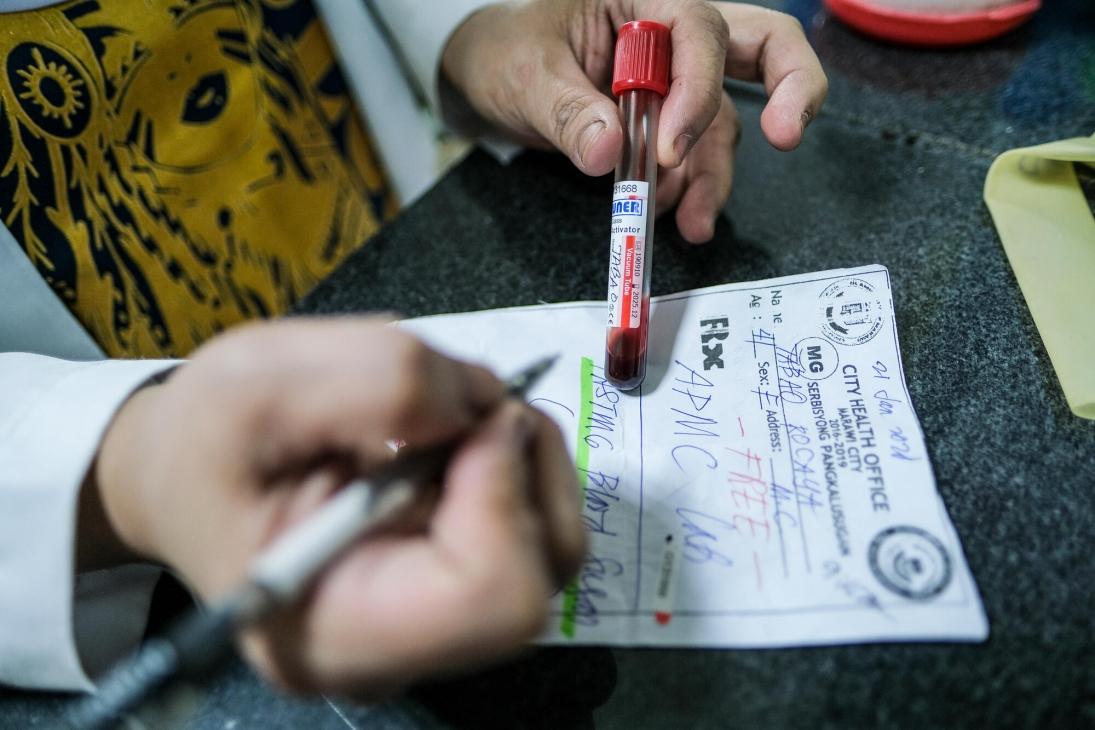 Rocaya Tabao, une patiente diabétique, fait ses analyses de sang au centre médical Amai Pacpac de la ville de Marawi. 