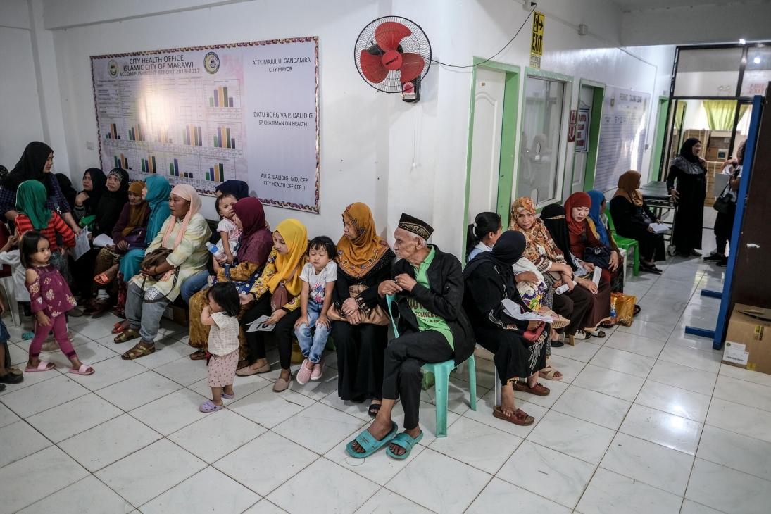 Des patients dans la salle d'attente d'un centre de santé soutenu par MSF à Marawi
