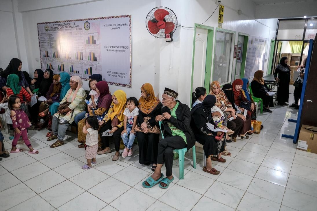 Des patients dans la salle d'attente d'un centre de santé soutenu par MSF à Marawi