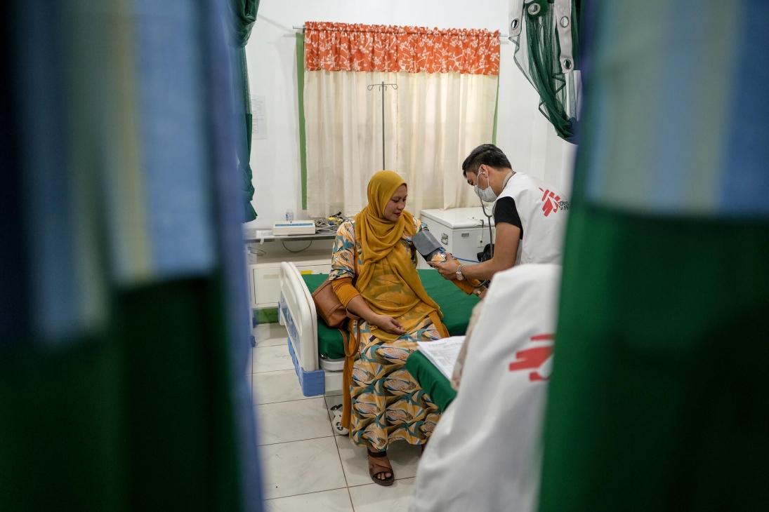Une patiente dans un centre de santé soutenu par MSF à Marawi. 