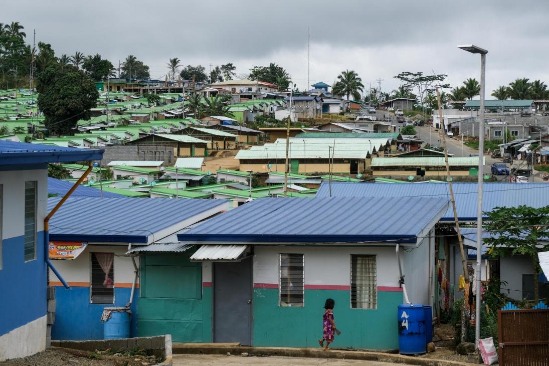 A Marawi, en moyenne, un abri mesure six mètres par quatre environ (soit 24 m2), souvent pour cinq ou six membres d’une même famille. 