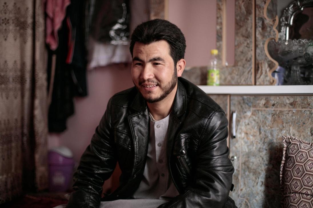 Mohamad Jawad est plus jeune que sa femme. Il a 25 ans. Marzia en a 30. Cela est assez rare en Afghanistan. 
