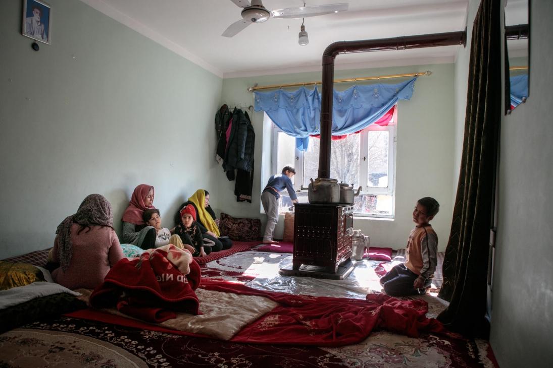 Il y a deux ans, leur propriétaire a voulu reprendre la maison et ils ont déménagé ici, à Karte Sakhi. Ils paient 2500 afghanis (30 euros) de loyer mais ce sont trois familles qui partagent la maison. Chaque famille a sa propre chambre.