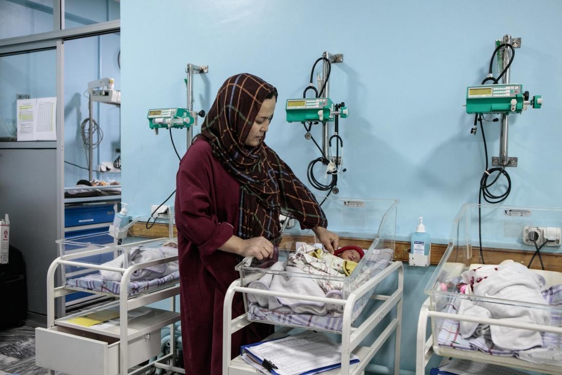 Abbas, qui est arrivé le premier, est aussi le plus petit ; il était hypoglycémique à la naissance et a été placé dans l'incubateur pendant quelques heures.