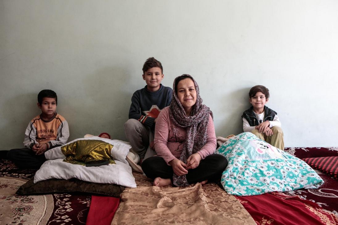 Zakia et sa famille viennent de Ghazni. Il y a dix ans, ils ont préféré quitter leur région, craignant que les talibans ne recrutent les maris, tous deux sans emploi permanent.