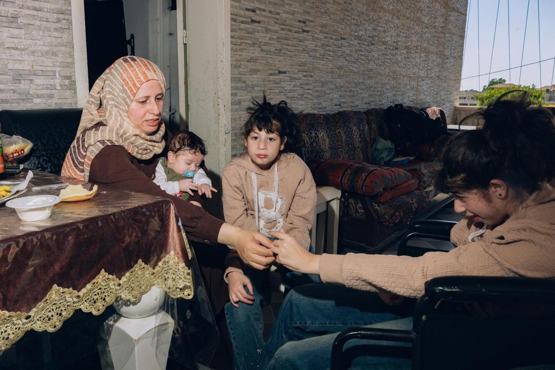 Rana, une patiente de MSF, avec sa famille chez eux à Azzun Atma, au nord de la Cisjordanie occupée, un village entouré par le mur de séparation, des barrières et des colonies israéliennes. Elle explique que même les trajets les plus courts nécessitent désormais une planification minutieuse.
