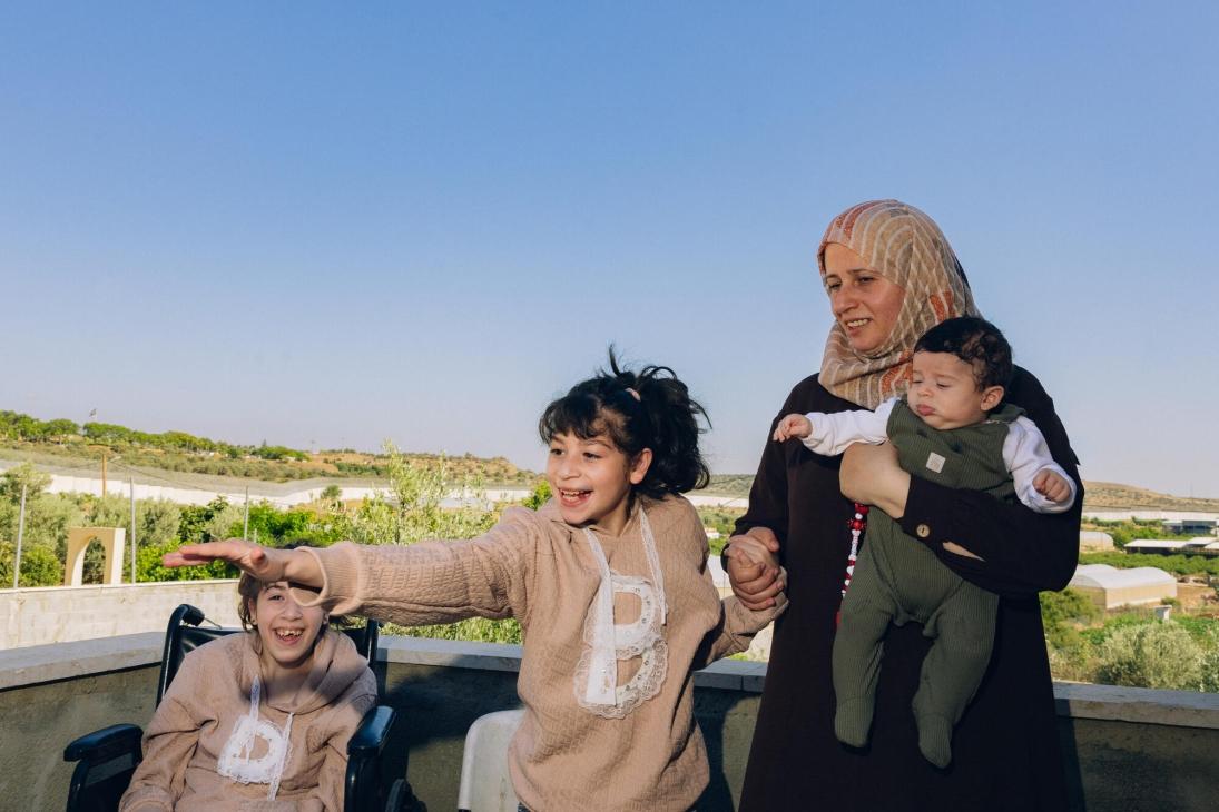 Rana Abu Hajleh avec trois de ses enfants chez eux, à Azzun Atma, en Cisjordanie occupée. Rana explique que les restrictions de circulation ont eu des répercussions sur presque tous les aspects de la vie familiale, de l'éducation à l'accès aux soins de santé.