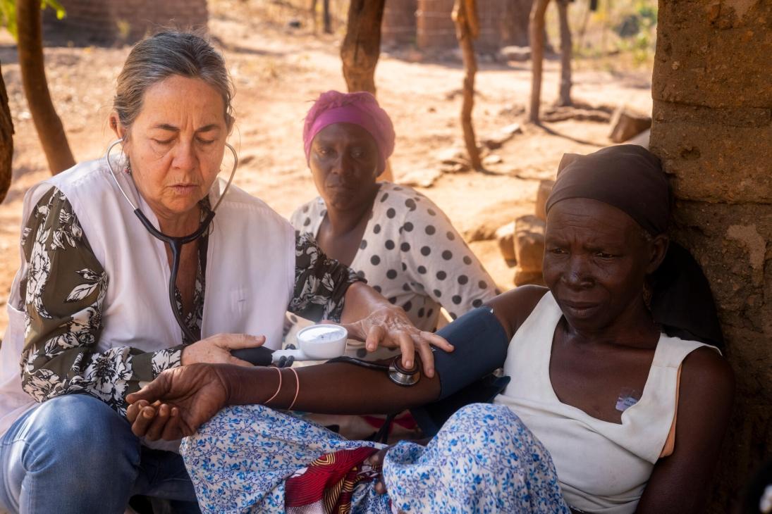 Une patiente soutenue par MSF assise devant sa maison dans son bureau au Malawi
