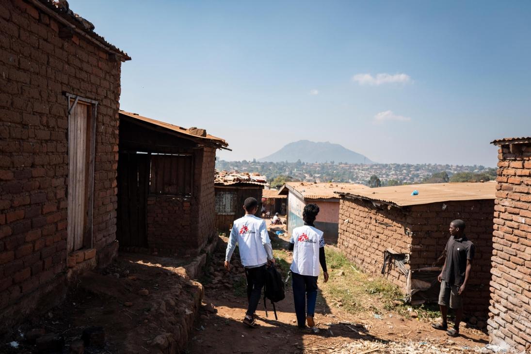 Deux membres de l'équipe de soins palliatifs de MSF en visite dans un quartier de la périphérie de Blantyre, au Malawi, le 23 juillet 2026.