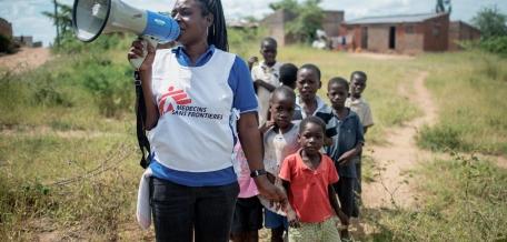 Ana Maria Jomaze, conseillère MSF, est agent de promotion de la santé et se promène à Samoa Machel pour expliquer à la population locale comment prévenir le choléra.