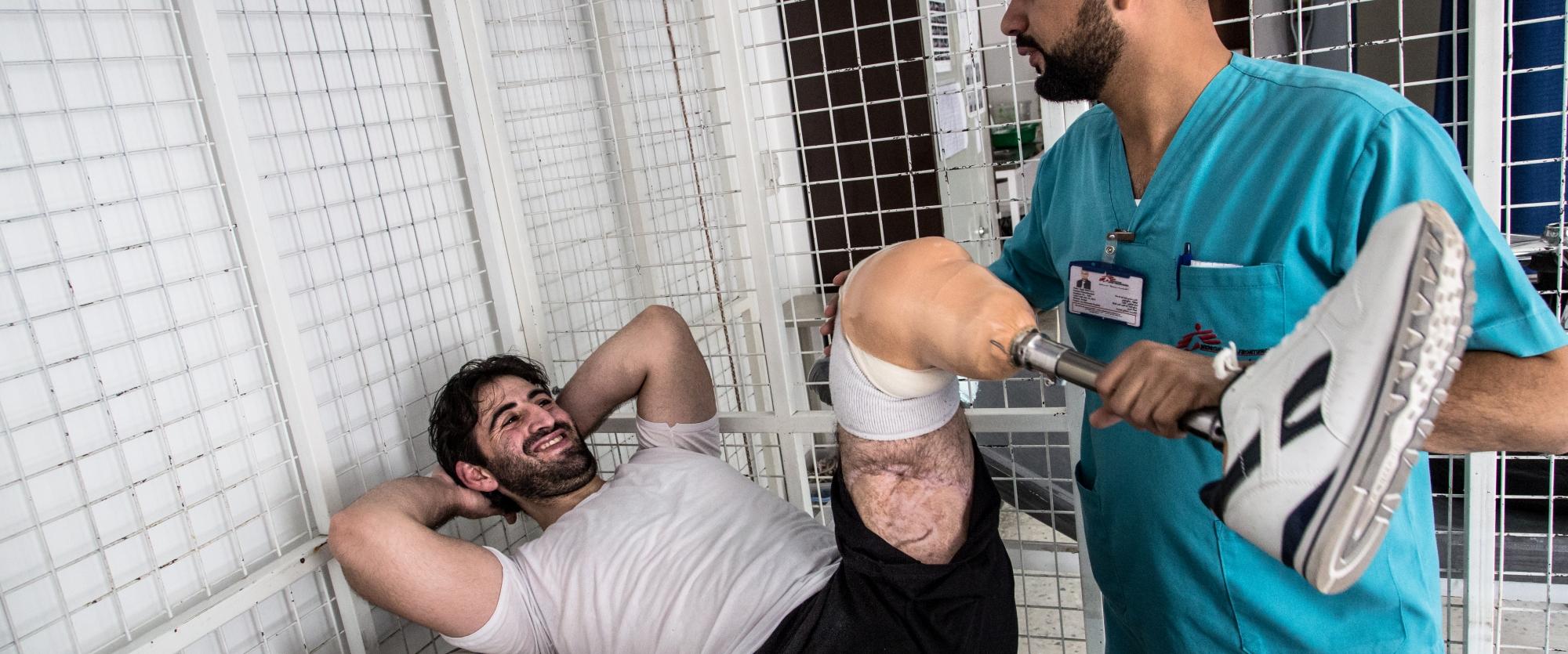 Cet homme est un Syrien de 23 ans. Il a étudié le droit à Damas. Il était parmi les premiers révolutionnaires à Deraa, dans la brigade de l'ASL. C'est la troisième fois qu'il est blessé, une bombe lui a enlevé la jambe. Hôpital MSF de chirurgie reconstructrice à Amman, en Jordanie, avril 2016. 
