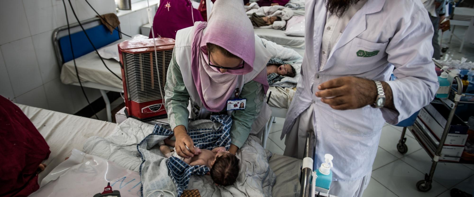 Lashkar Gah, province du Helmand, Afghanistan. 2016. L'infirmière MSF Samantha Hardeman dans une unité de soins intensifs néonatals. 