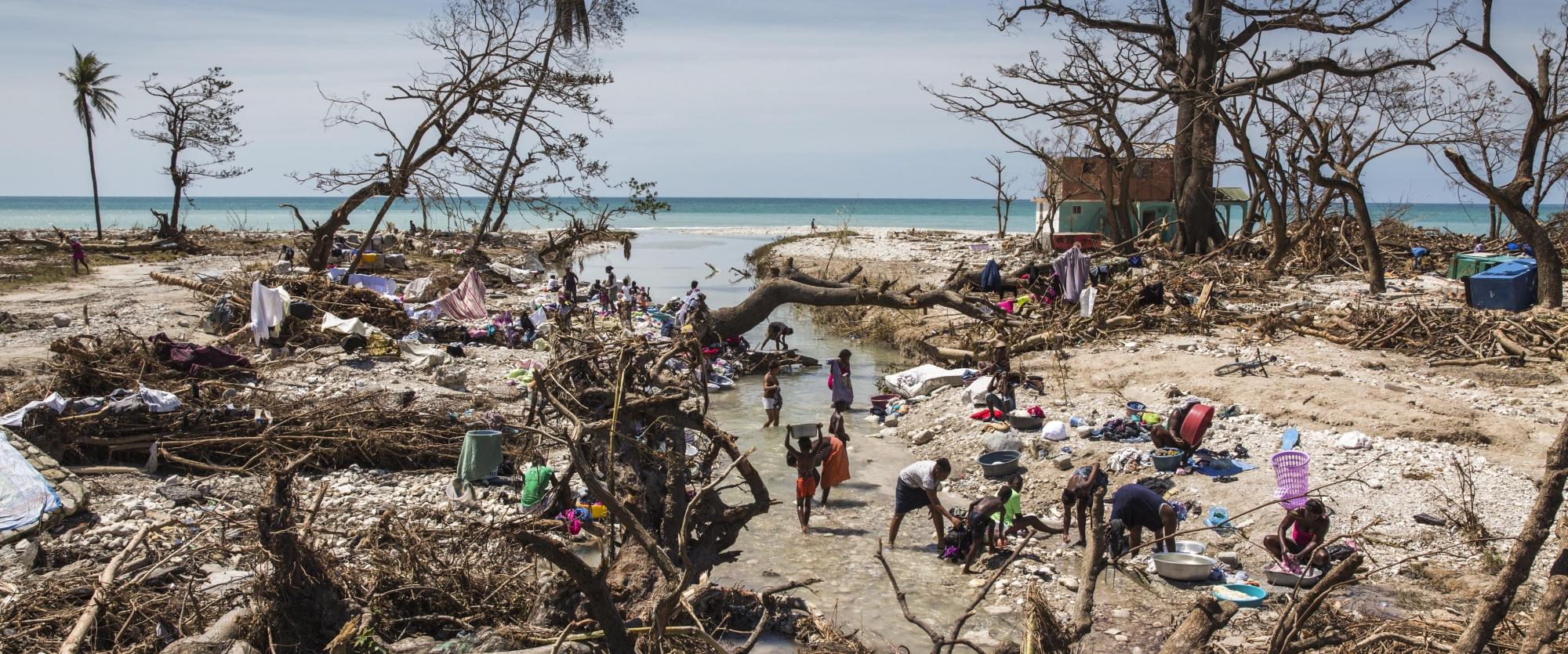 Les habitants lavent leurs vêtements dans une rivière près de Port Salut, dans le sud-ouest d'Haïti. L'ouragan Matthew a traversé les Caraïbes le 4 octobre et dévasté une grande partie de l'île.