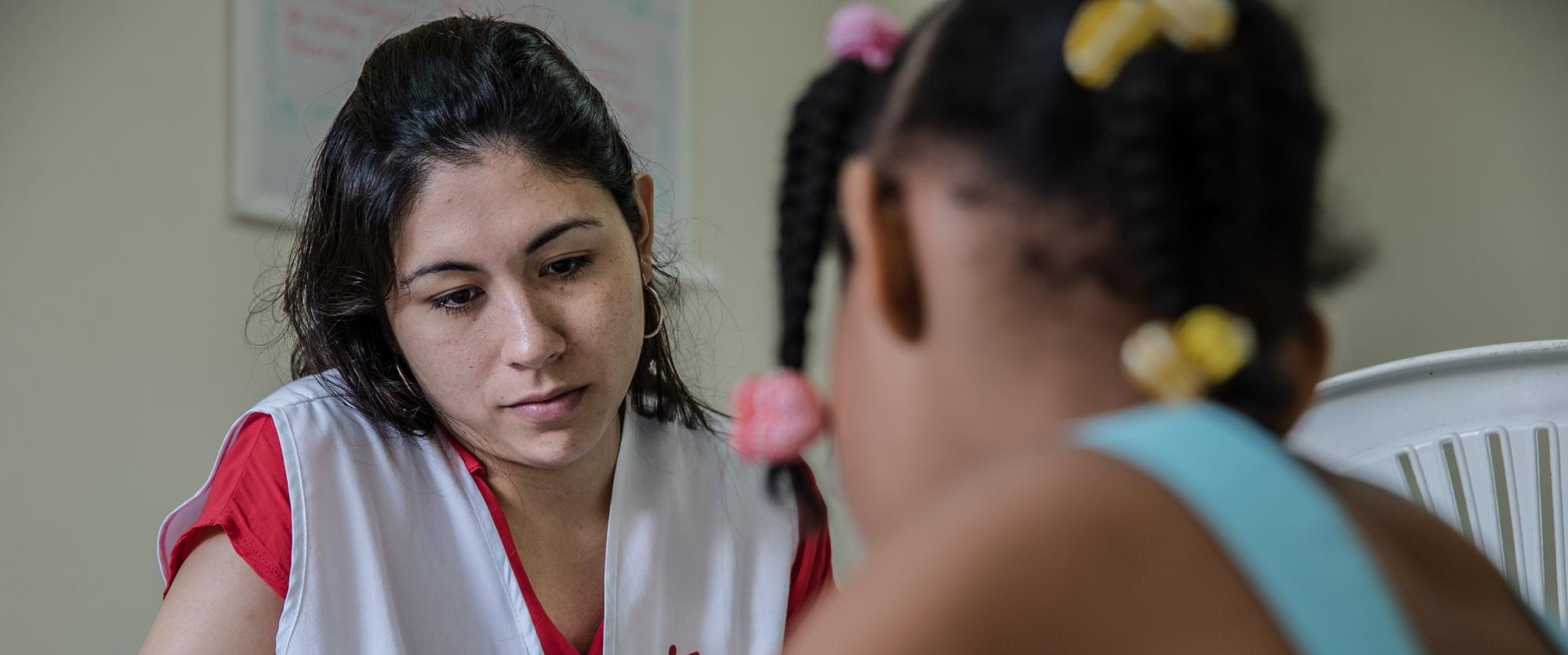 Brillite Martinez, psychologue MSF, lors d'une séance avec une fillette de 8 ans, que son école a qualifiée de victime présumée d'abus sexuel. Novembre 2016.