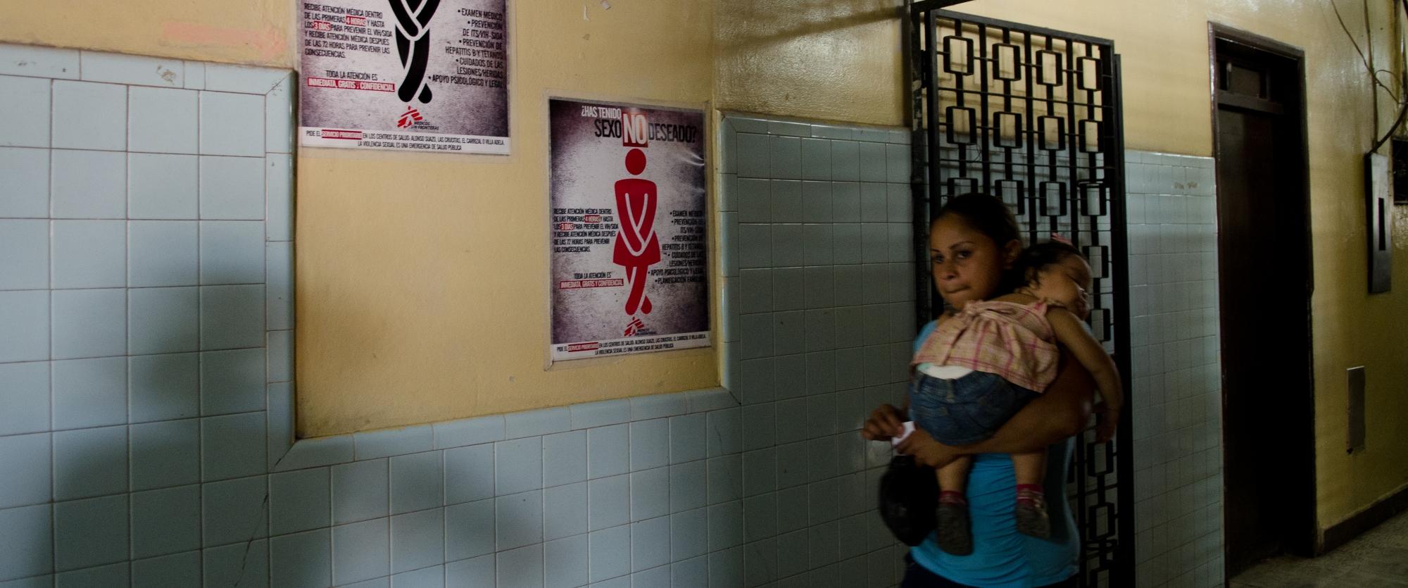 Des affiches de MSF sur la violence sexuelle dans le centre de santé Alonso Suazo, à Tegucigalpa.