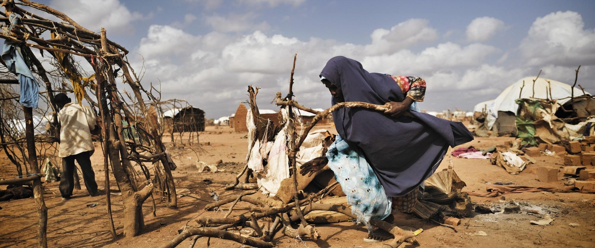 Des réfugiés somaliens et leur abri de fortune à la périphérie du camp de Dagahaley à Dadaab, au Kenya. Octobre 2011