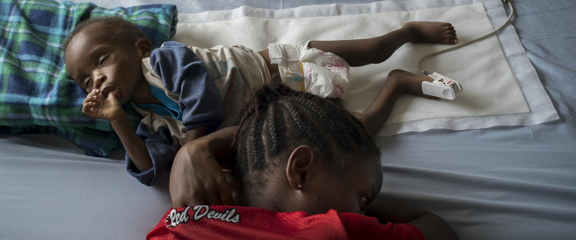 Esther et son fils Anthony, dans le service dédié aux enfants malnutris de l'hôpital MSF de Monrovia, au Libéria. Septembre 2016