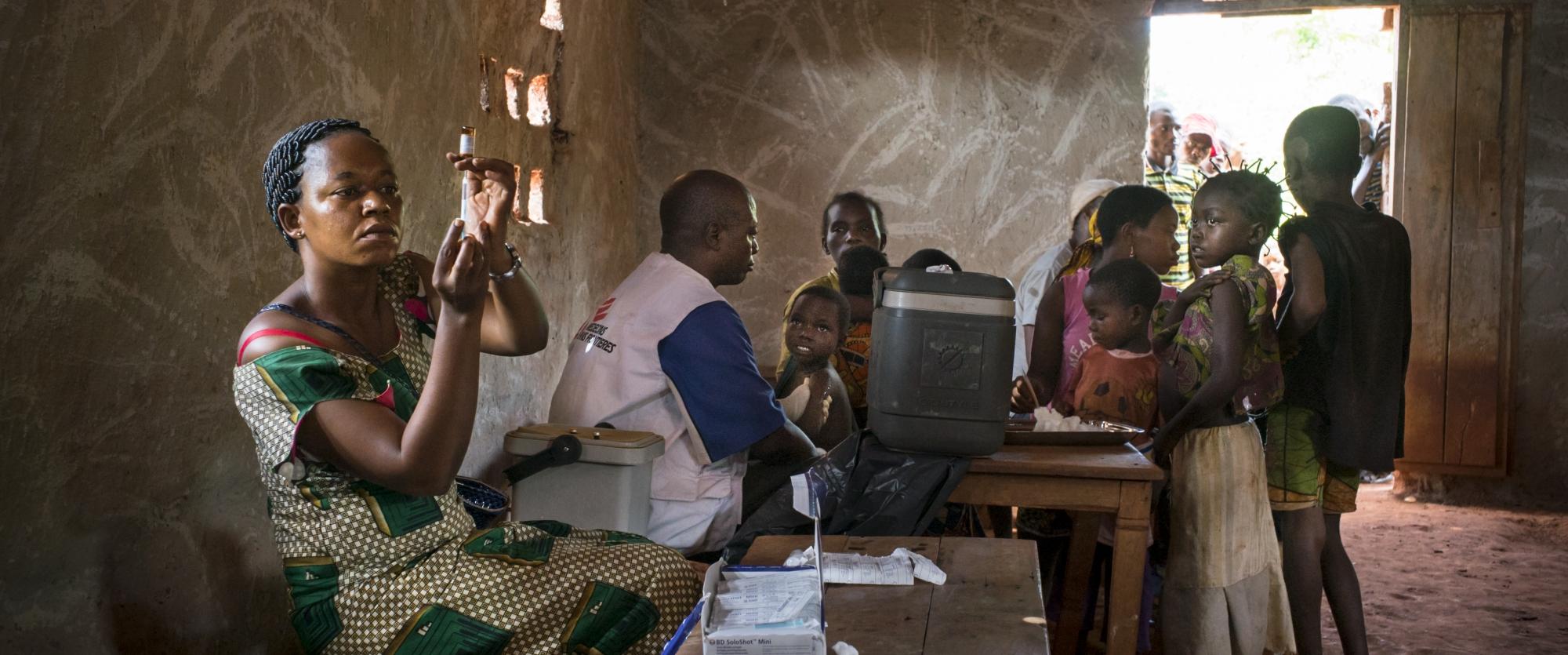 Les enfants attendent d'être vaccinés contre la rougeole le premier jour de la campagne de vaccination. Kolo, Province du Bas-Uele, République démocratique du Congo.