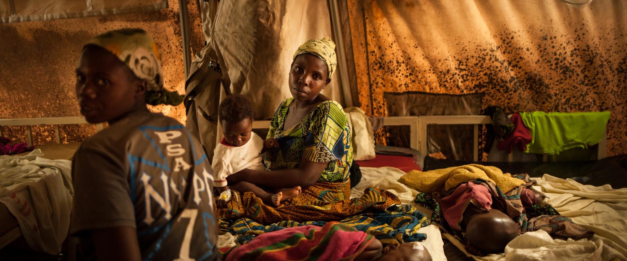 De novembre 2014 à janvier 2015, l’Hôpital Général de Référence de Rutshuru, dans la province du Nord-Kivu, en RDC, a soigné des centaines d’enfants, premières victimes d’un pic de paludisme sans précédent. Il s’agit du pic de paludisme le plus important auquel le personnel congolais ait jamais eu à faire face, à la fois en termes de gravité, mais aussi de nombre des cas et de durée du pic.