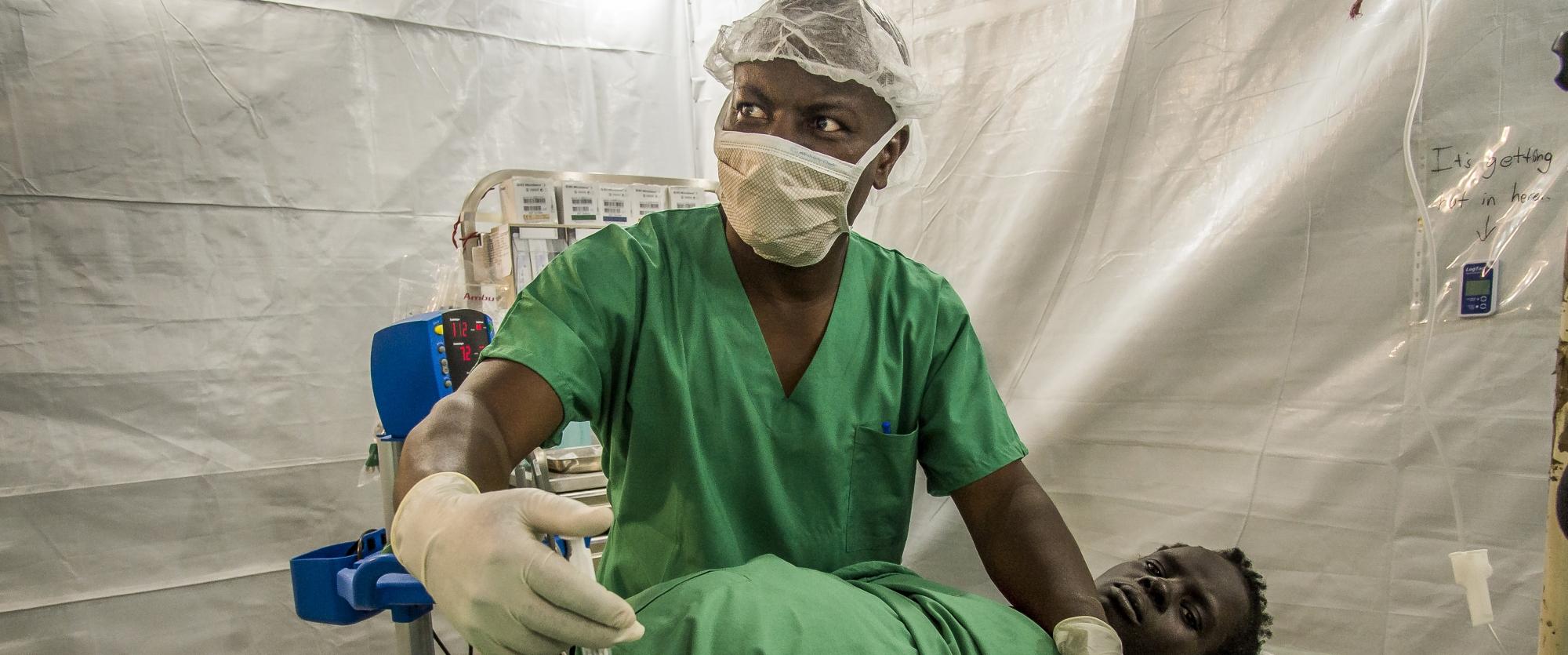 Opération à l’hôpital MSF d’Old Fangak, l'un des rares sites d'accès à la chirurgie pour les habitants de cette région du Soudan du Sud. Décembre 2017.