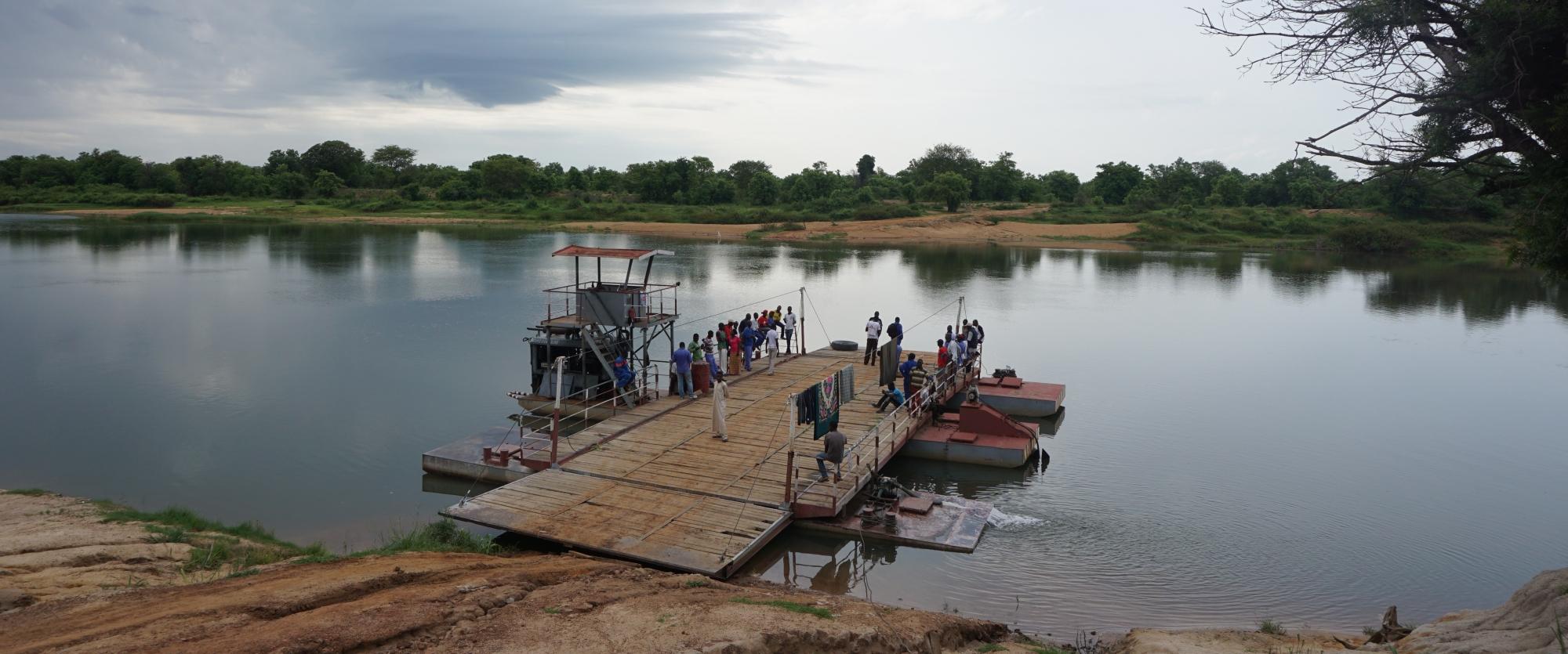 Au Tchad, le district de Moissala possède l'un des taux d'incidence du paludisme les plus élevés du monde. Avant la saison des pluies, l'équipe de MSF se rend au village de Canton Dembo pour asperger les habitations d’anti-moustiques, c'est la phase préventive contre la maladie.