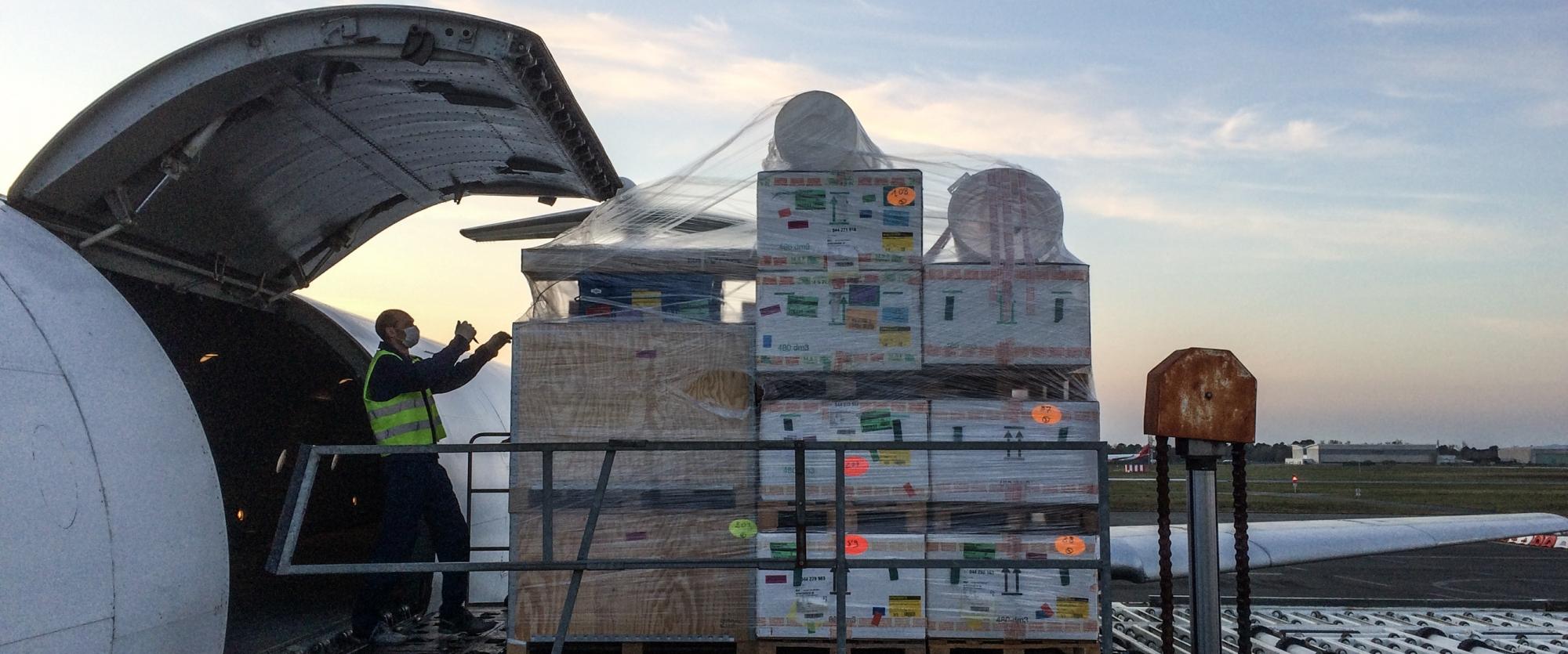 Chargement de matériel médical depuis le centre de MSF Logistique à Bordeaux 