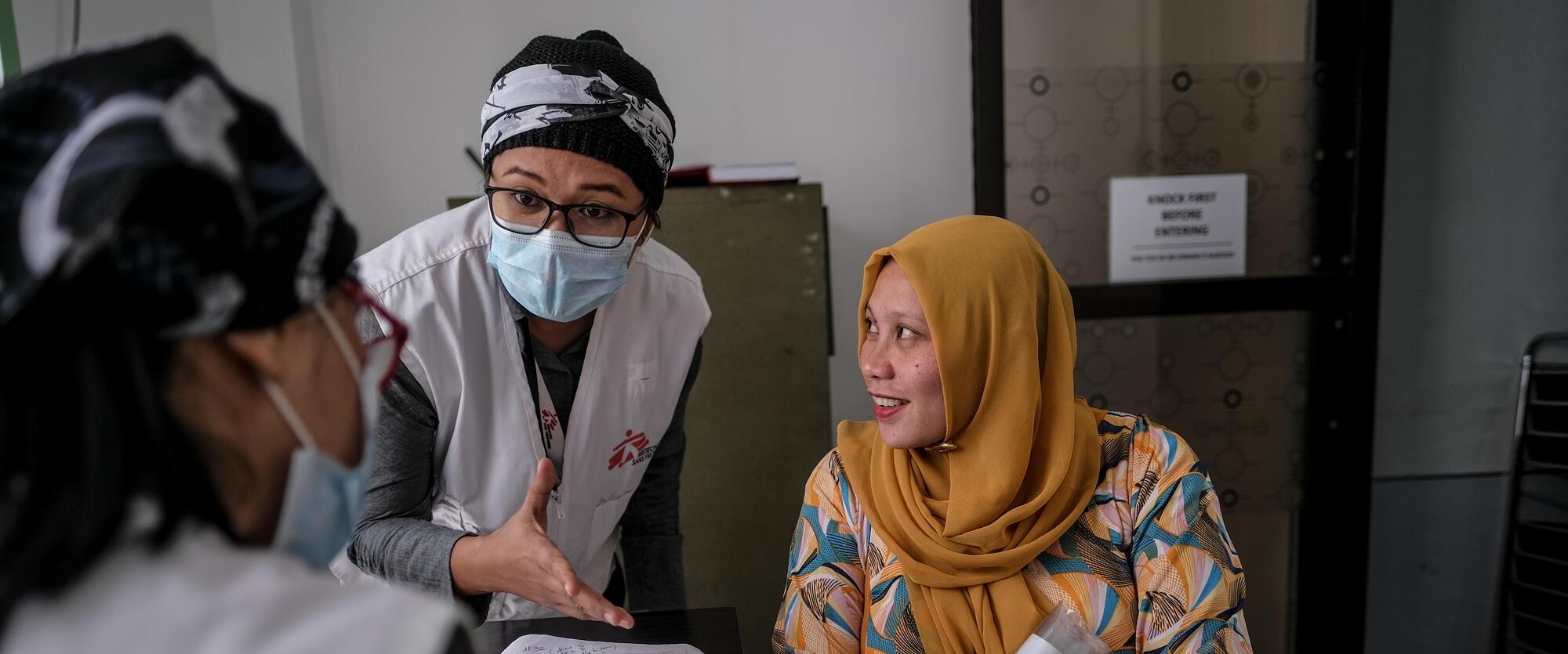 Ajibah Sumaleg, 34 ans, est enceinte de son 8ème enfant et souffre de troubles de la pression sanguine. Elle consulte les équipes MSF chaque semaine pour un bilan, à Marawi, aux Philippines.