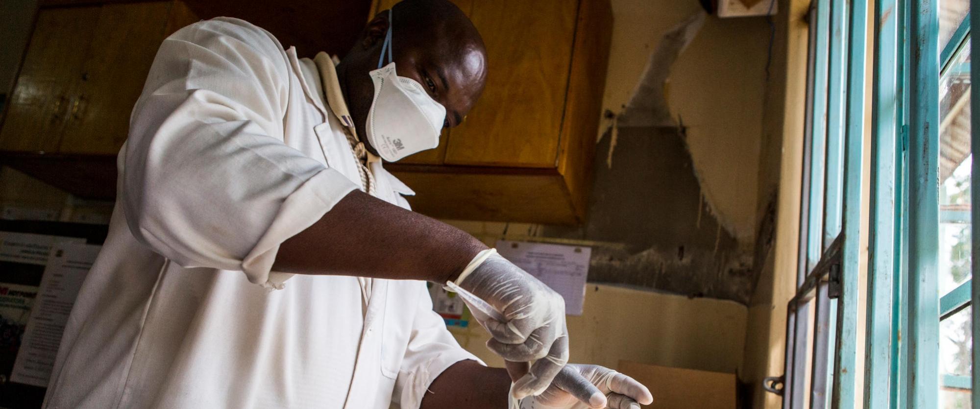 George Ondijo est technicien de laboratoire à l'hôpital de Ndiwah dans le comté de Homa Bay. Il est en charge de la collecte d’échantillons pour le diagnostic de la tuberculose. L'utilisation du masque est obligatoire pour éviter la contagion.