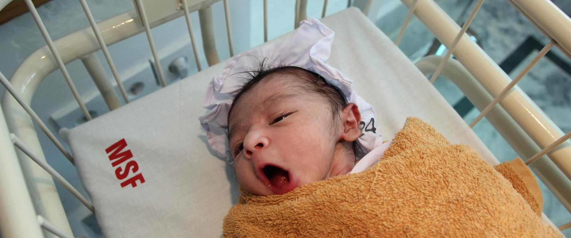 Un bébé né par césarienne à l'hôpital MSF pour femmes de Peshawar.