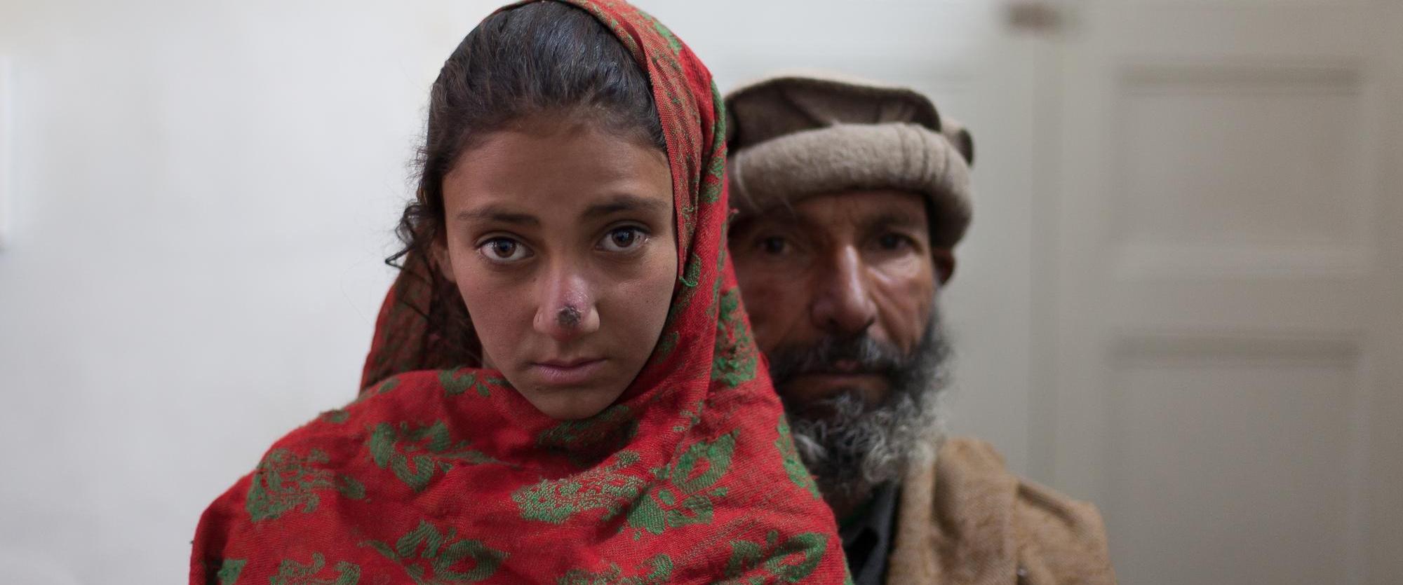 Mohammad Akhtar, 40 ans, avec sa fille Rubbina, 10 ans. Originaires de Mamozai, il leur a fallu 6 heures pour se rendre à l'hôpital à pied. 