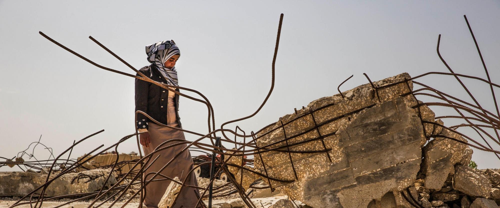 Sauza se rend l'emplacement d'une mosquée démolie par les bulldozers israéliens. L'armée a déclaré le village "zone militaire". Le coût du service de destruction doit être pris en charge par les victimes.