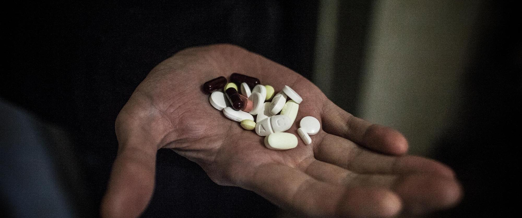 Un patient tuberculeux montre les pilules de son traitement dans une prison de Donetsk, en Ukraine, où MSF aide à traiter les patients infectés par la tuberculose.