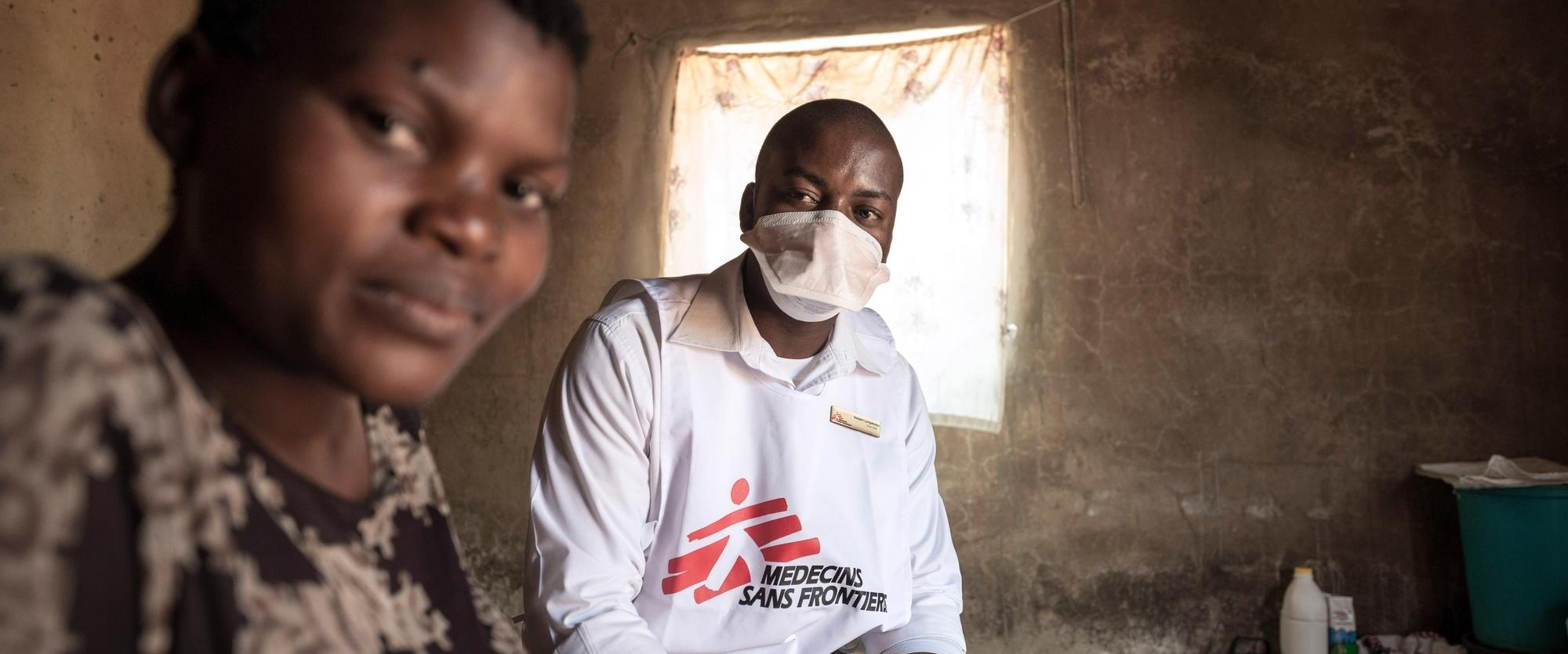 Une patiente reçoit une injection quotidienne contre la tuberculose, un traitement douloureux et long qui prend jusqu'à 6 mois. Swaziland, zone industrielle de Matsapha. Octobre 2013.