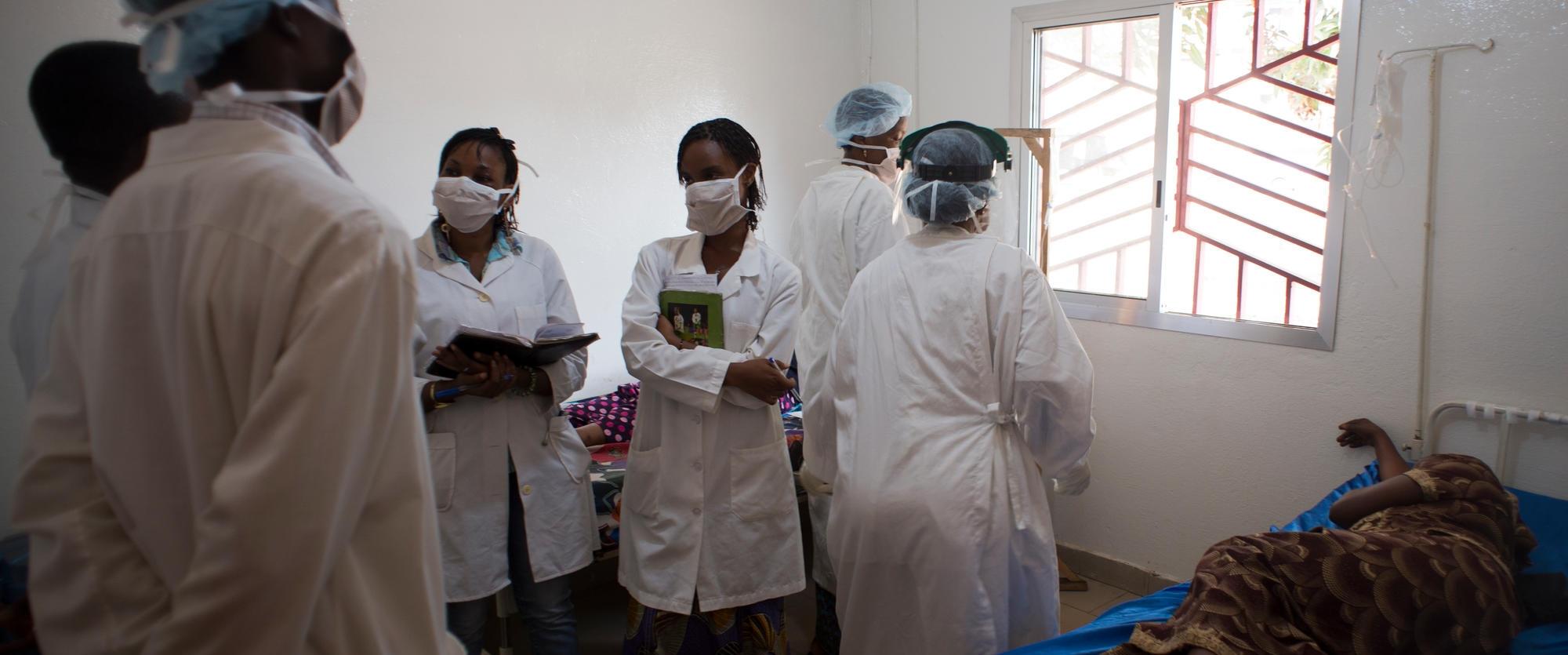 Une patiente de 26 ans atteinte du VIH et du sarcome de Kaposi, lors de sa séance de chimiothérapie à l'hôpital national de Donka, en Guinée. Février 2014