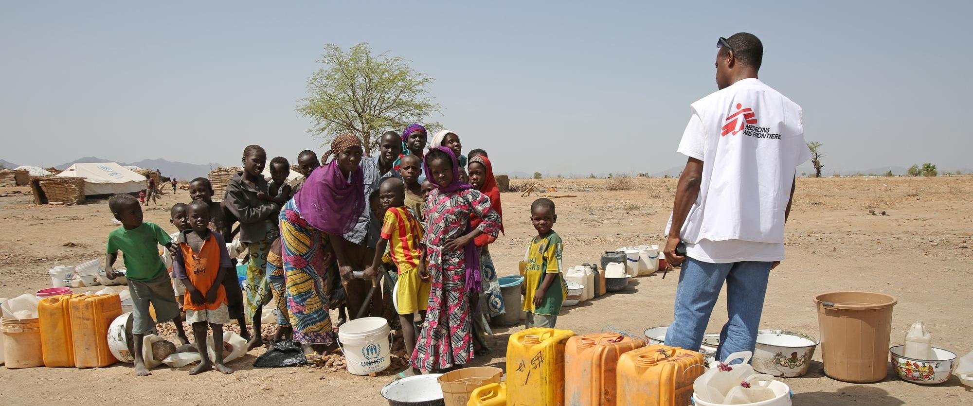 Distribution d'eau par les équipes MSF dans le camp de Minawao / Gawar, au Cameroun. Mai 2015 