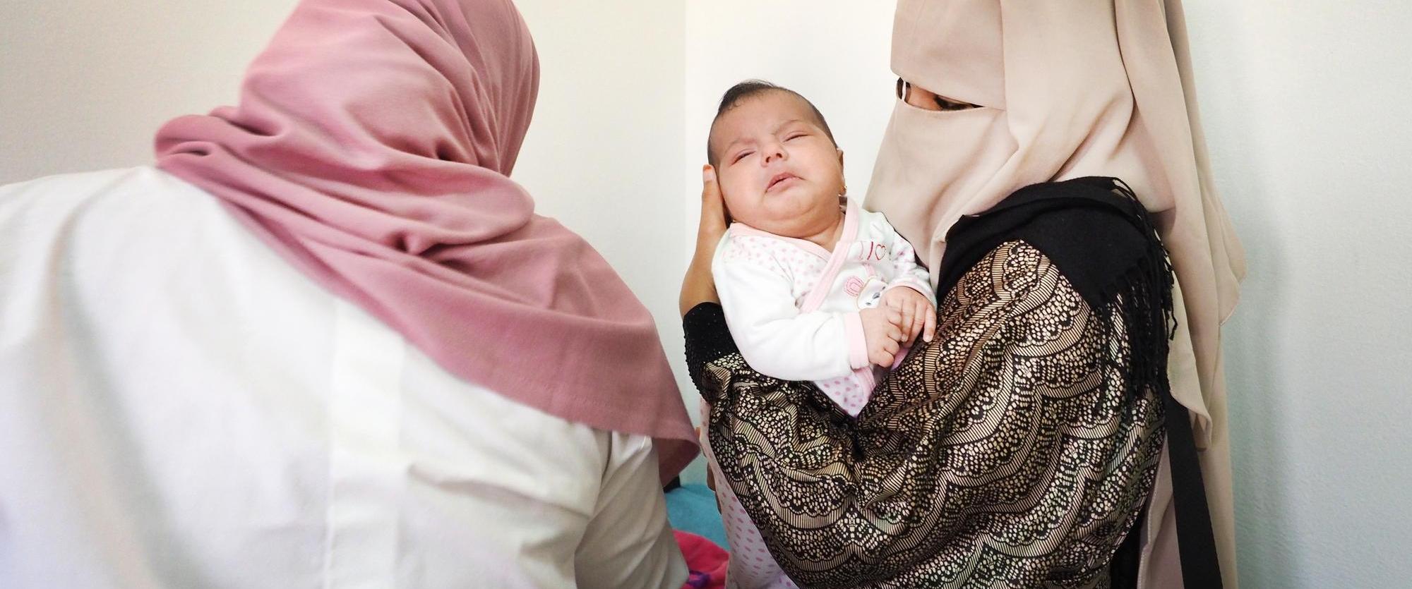 Une infirmière vaccine un bébé contre la poliomyélite. Zouara, Libye. Avril 2016. © Samuel Gratacap