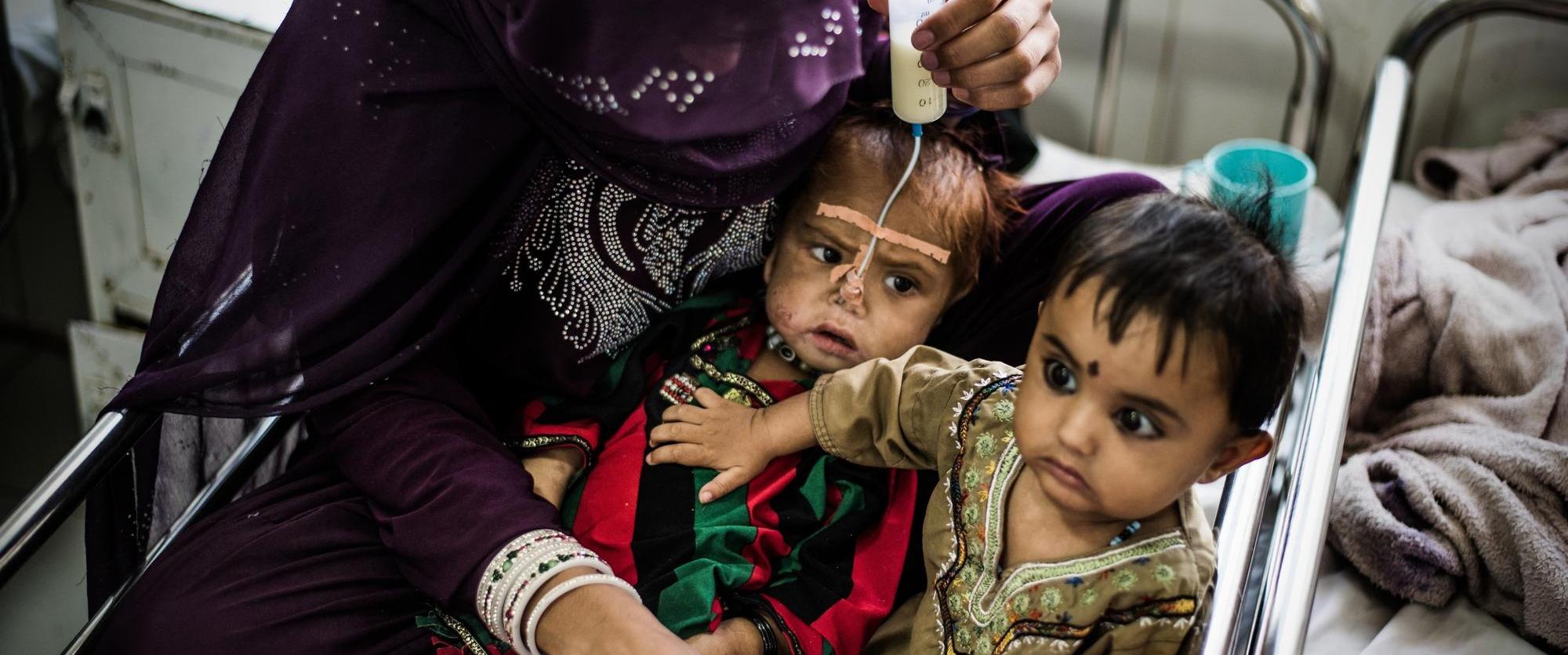 Deux jeunes patients reçoivent un traitement contre l'anémie et la malnutrition dans le centre d'alimentation thérapeutique de l'hôpital Boost, à Lashkar Gah, en Afghanistan. 