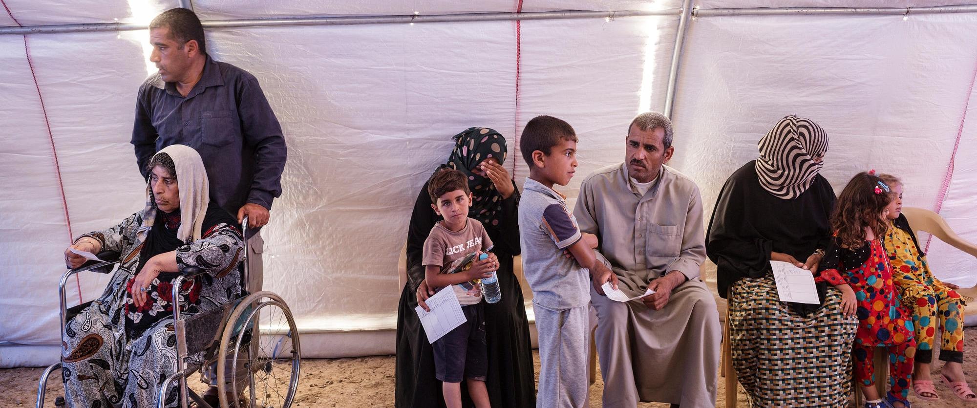 Le camp de déplacés de Chamakor accueille des personnes ayant fui la violence de Mossoul. Ces déplacés attendent une consultation médicale dans le centre de santé MSF du camp.