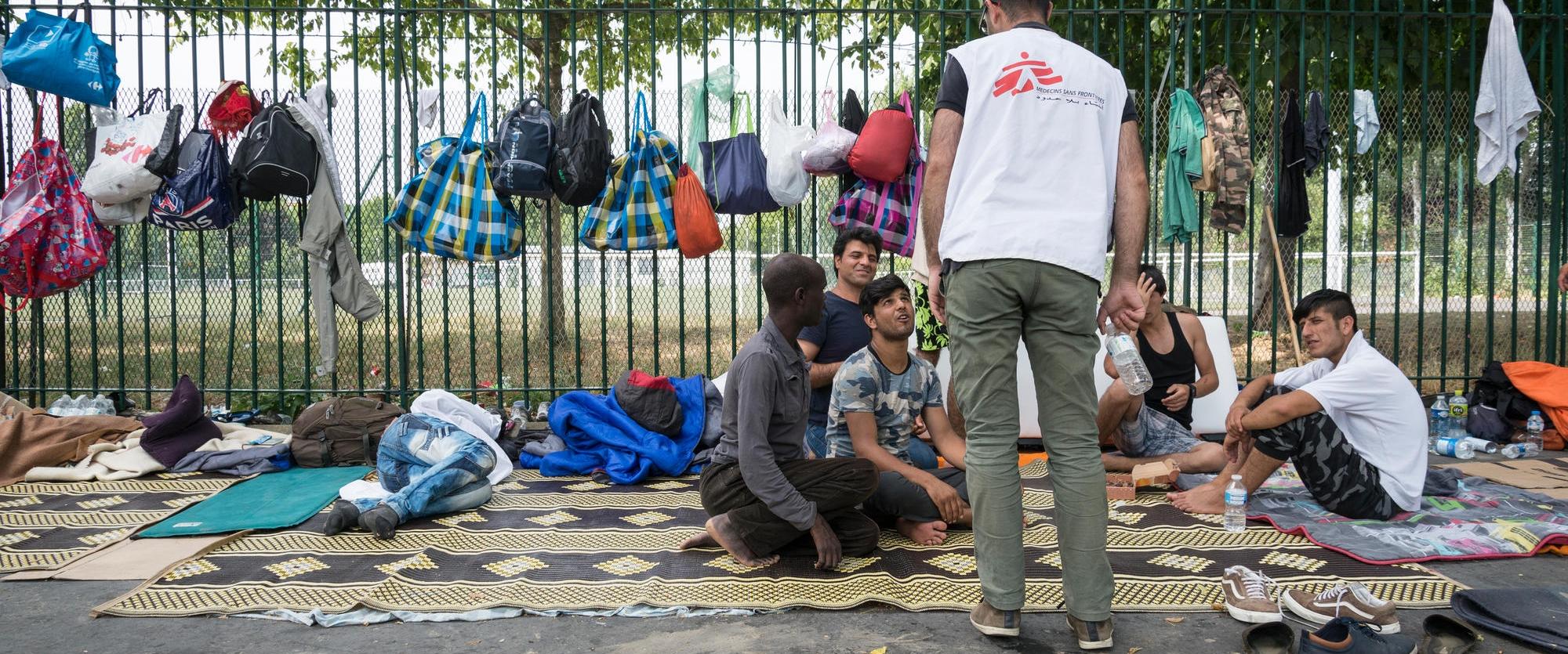 Les équipes MSF organisent des maraudes afin d'informer les migrants et réfugiés du lieu où se tient la clinique mobile. Comme il est difficile de trouver un lieu fixe pour installer la clinique mobile, il faut venir à la rencontre des migrants et des réfugiés régulièrement pour les informer des soins à leurs disposition.