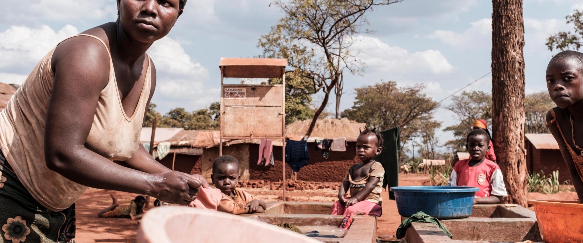 Camp de réfugiés de Nduta, Tanzanie, 5 août 2017 - Une femme lave les vêtements avant que l'eau ne s'épuise pour la journée.