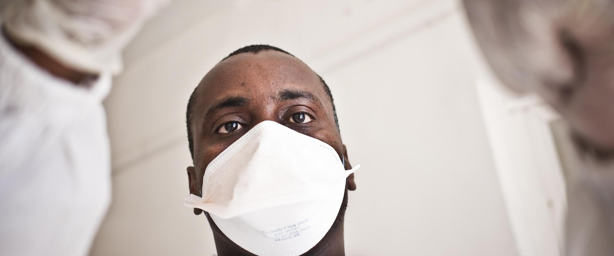 Un technicien de laboratoire de MSF, au Karakalpakstan, une république autonome de l'Ouzbékistan. Juillet 2010.