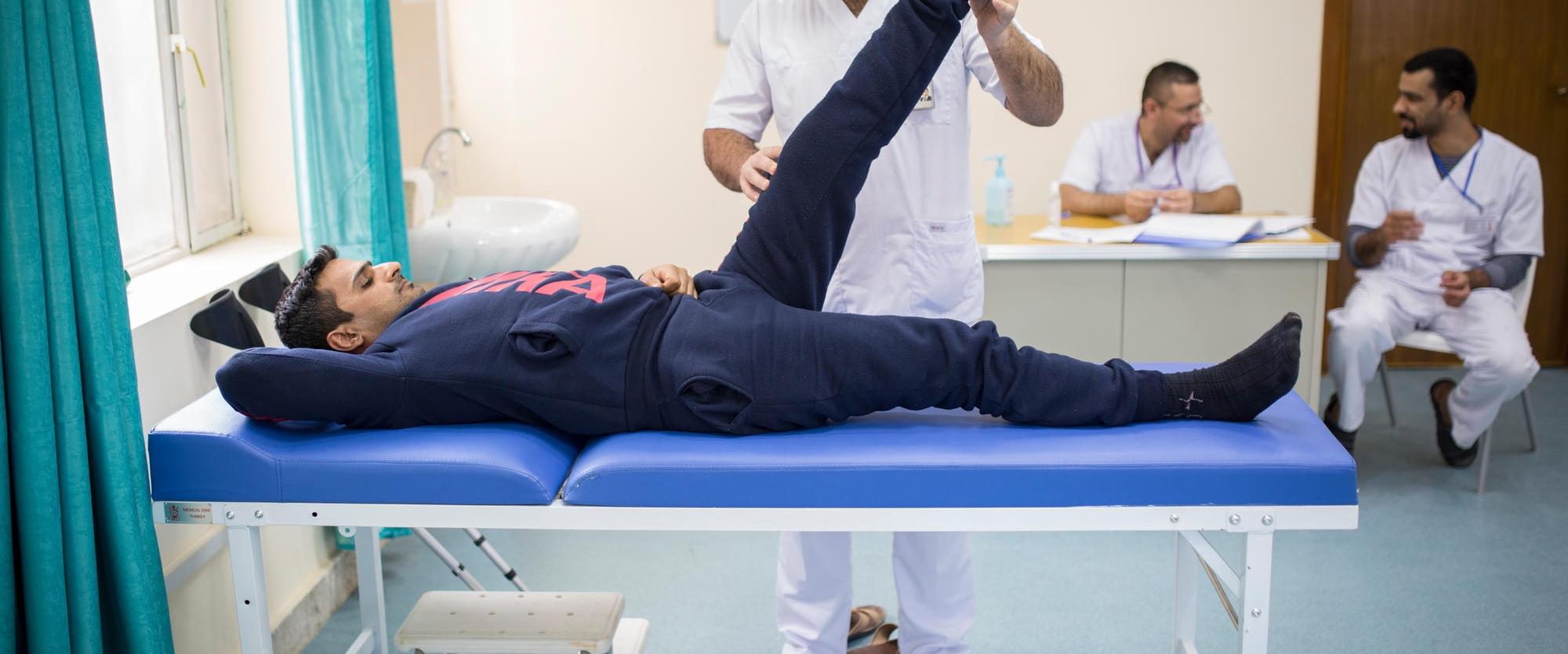 Ce jeune homme a été blessé par balles quelques mois auparavant. Il vient trois fois par semaine pour suivre des sessions de kinésithérapie. Centre de rééducation médicale de Bagdad (BMRC). Irak. 2017.