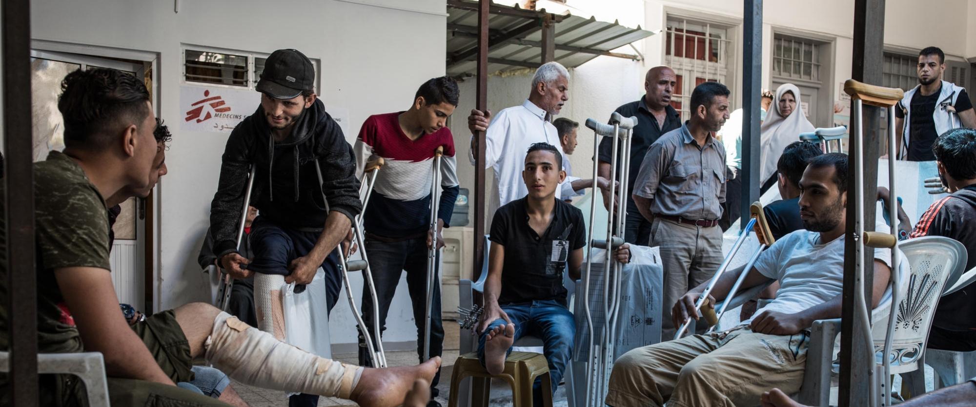 Des patients attendent d'être pris en charge dans un centre de soins post-opératoires MSF. 16 mai 2018. Gaza.