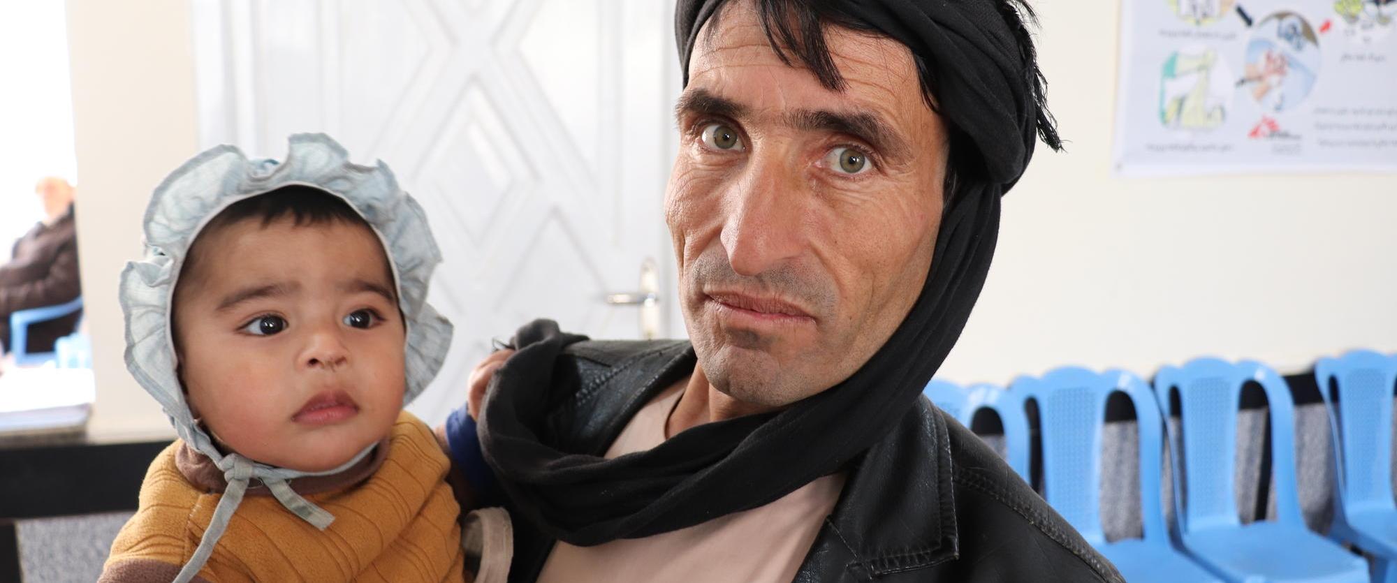 Abdul Jalil et son fils Ramin âgé de 9 mois, dans la clinique MSF d'Hérat. 2019. Afghanistan.  